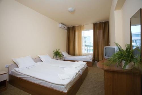 Double or Twin Room with Sea View (2 Adults + 1 Child) photo 3