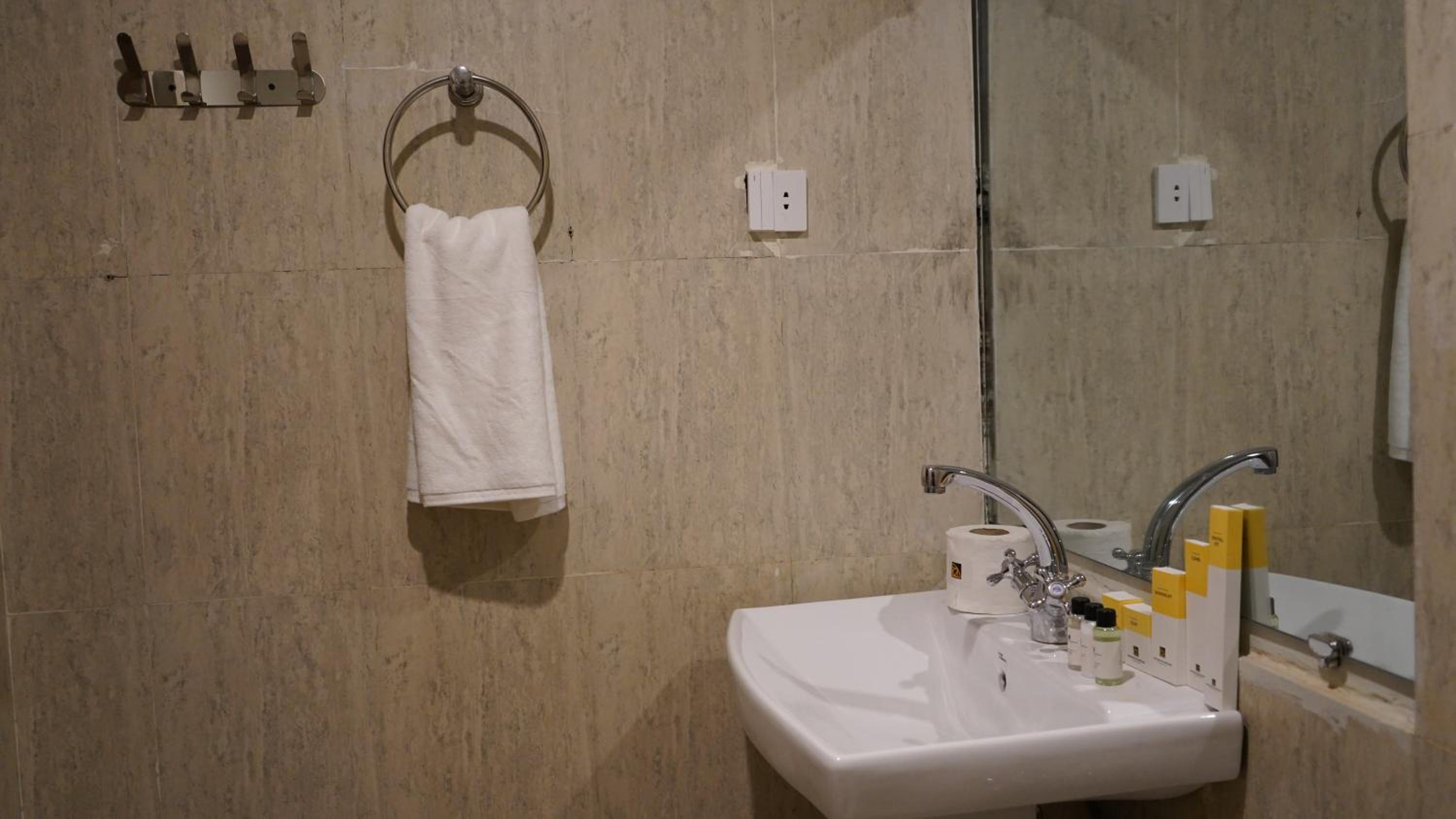 Standard Double Room - Photo 6