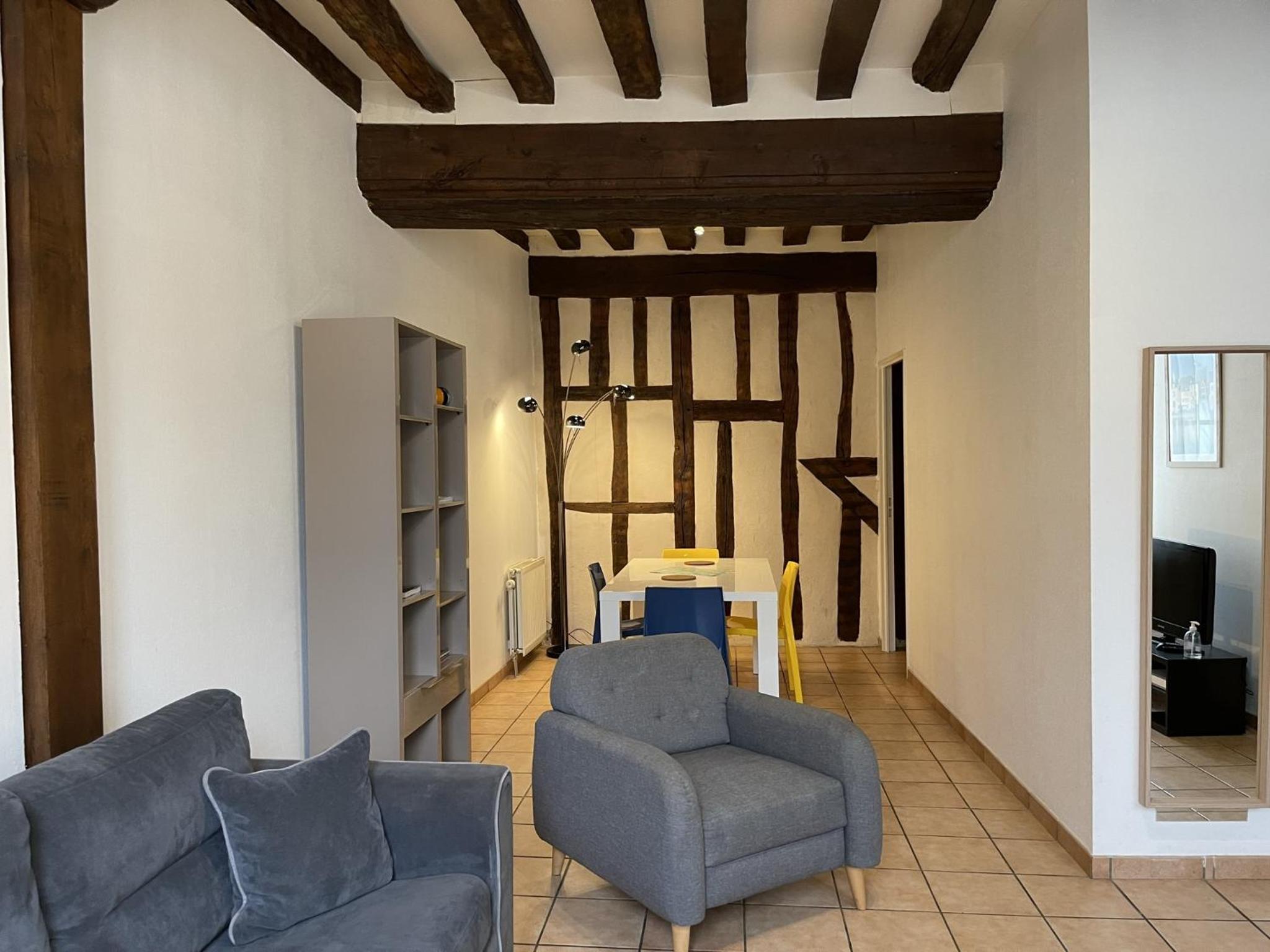 One-Bedroom Apartment - Photo 1