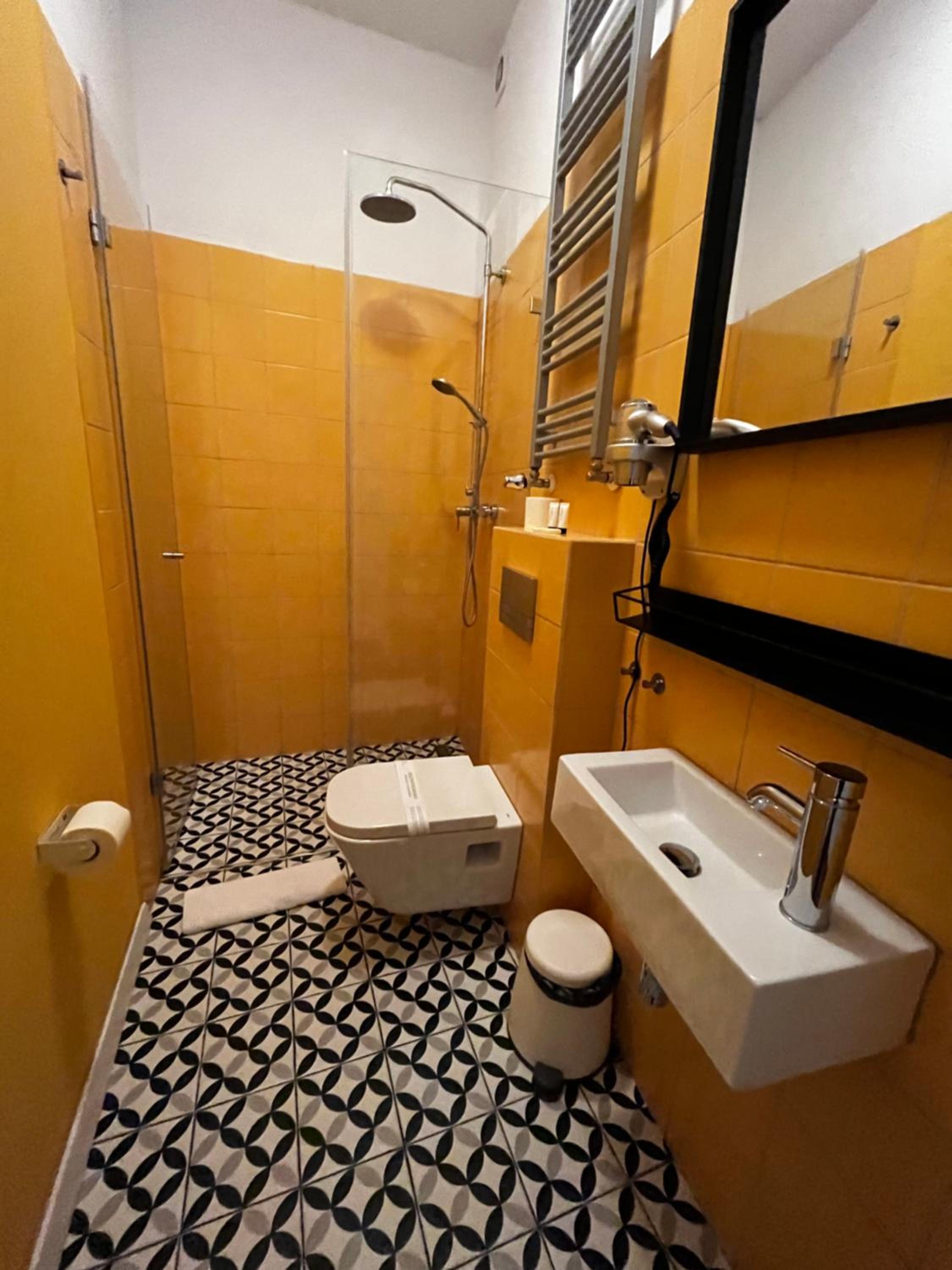 Deluxe Double Room with Shower - Photo 16