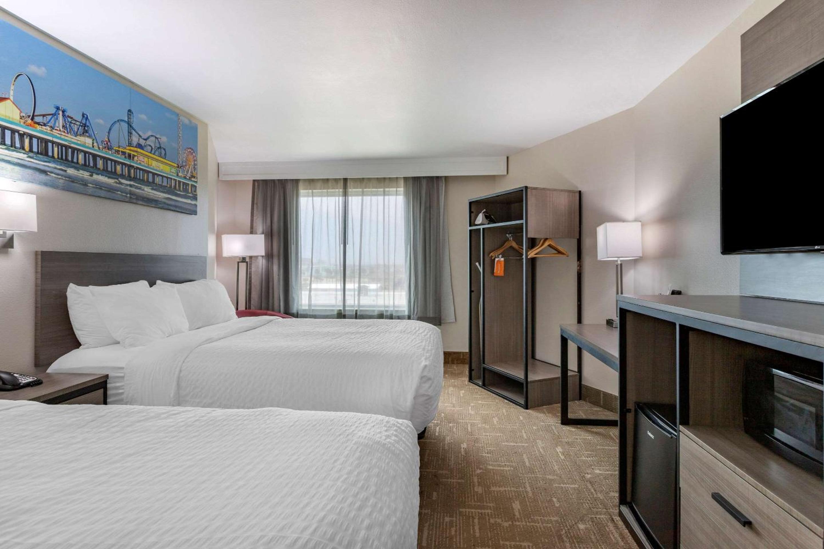 Standard Queen Room with Two Queen Beds - Non Smoking  photo 2