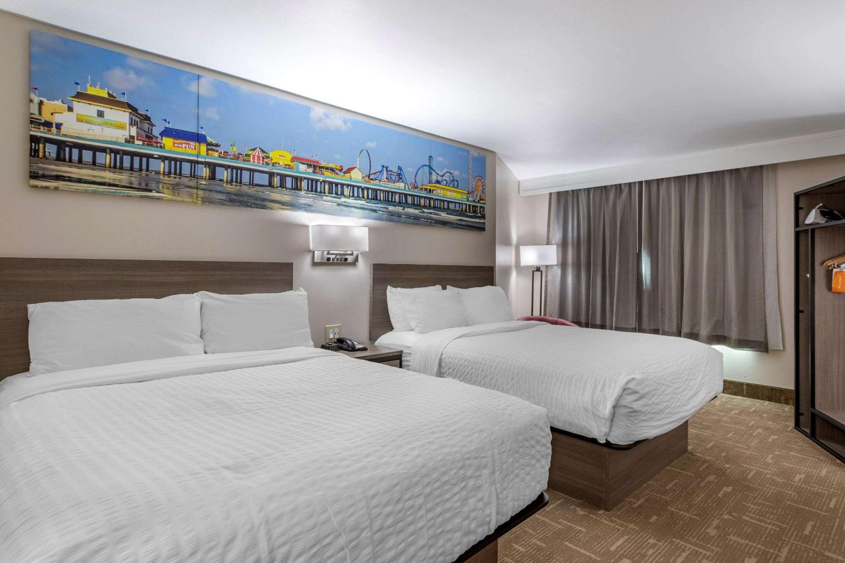 Queen Room with Two Queen Beds - Accessible/Non Smoking photo 2