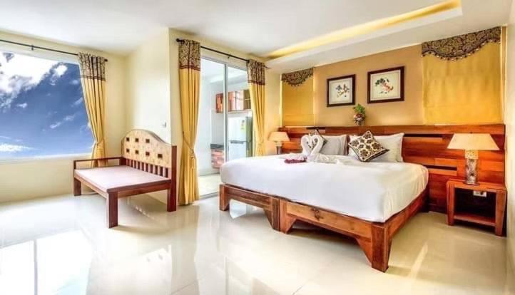 Deluxe Double Room (2 Adults + 1 Child) - Photo 1