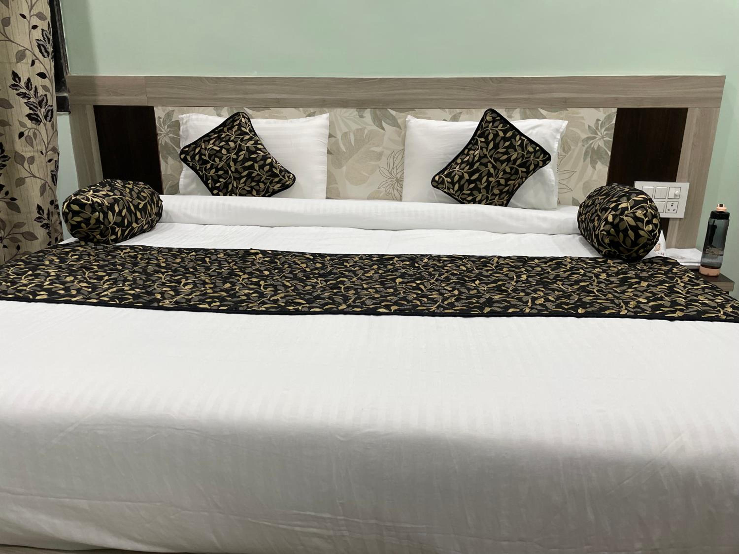Deluxe Room (2 Adults + 1 Child)