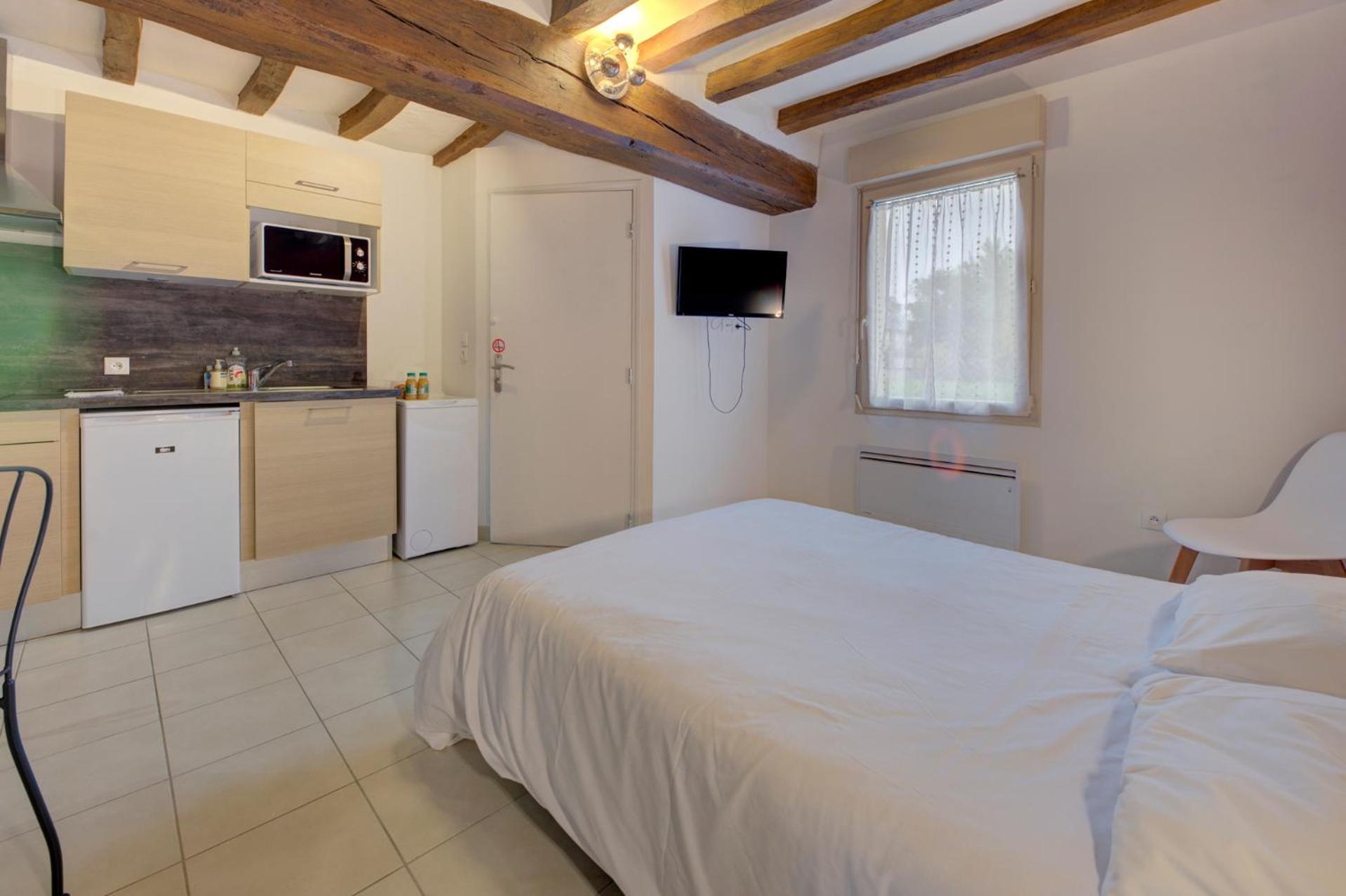 Studio Apartment - Photo 17