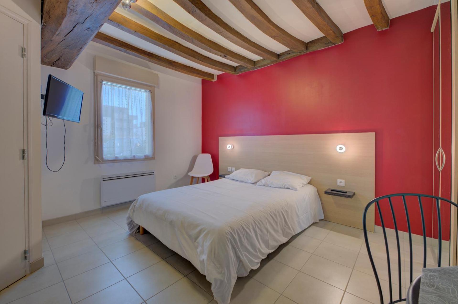 Studio Apartment - Photo 18