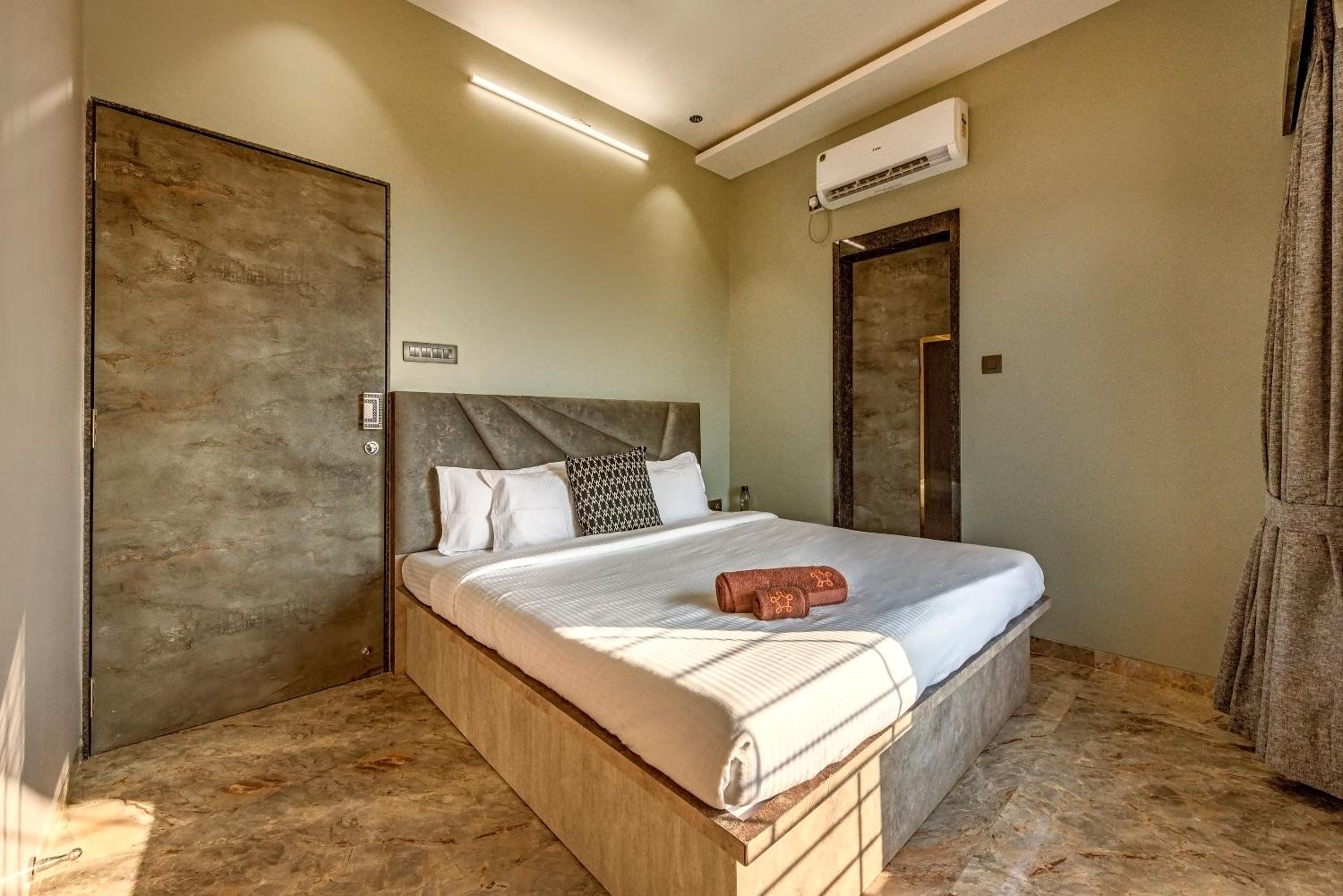 Villa with Private Pool - Photo 15