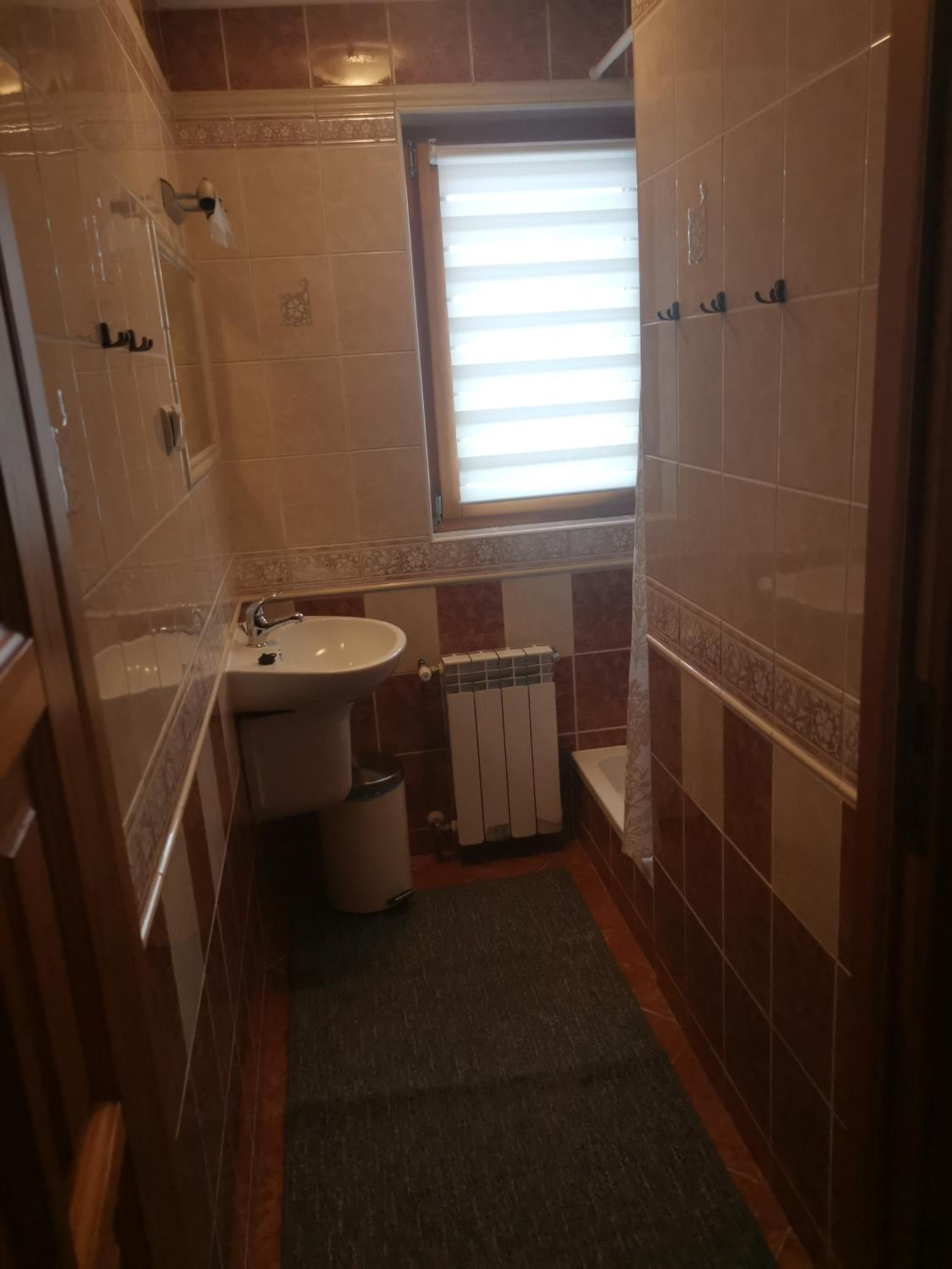 Family Room with Shared Bathroom photo 3