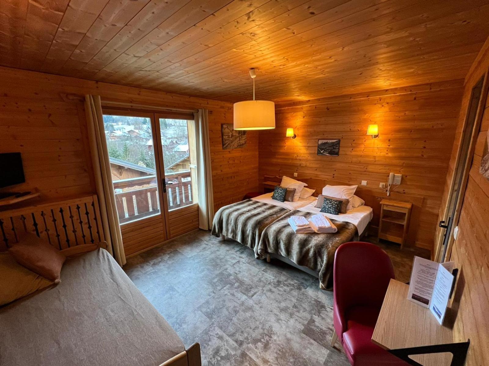 Family Room with Mountain View photo 2