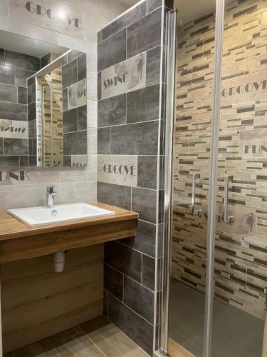 Standard Double Room with Shower - Photo 1