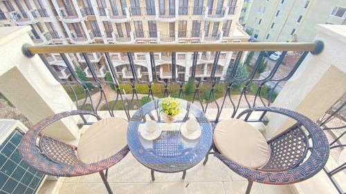 Apartment with Garden View