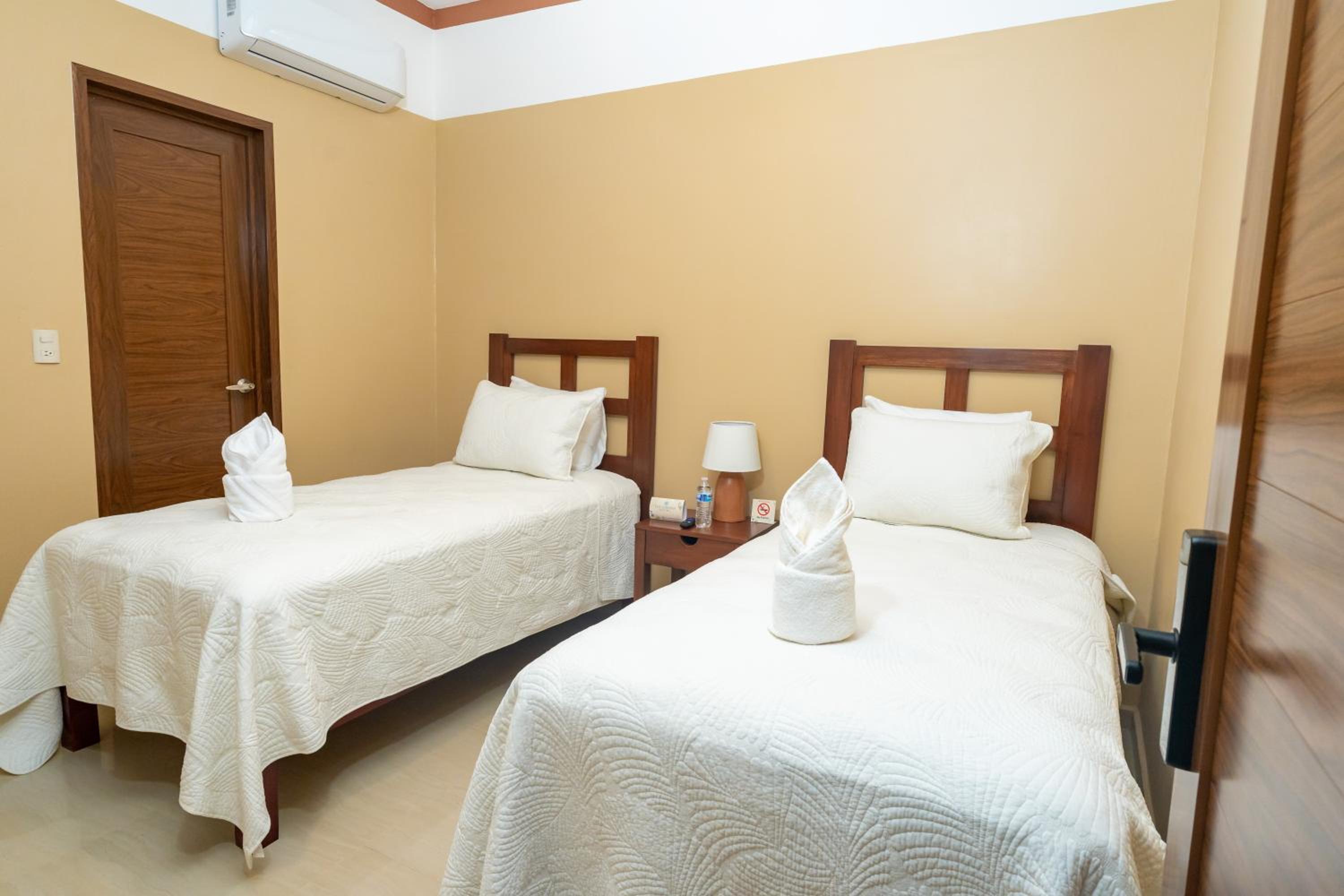 Twin Room with Private Bathroom photo 2