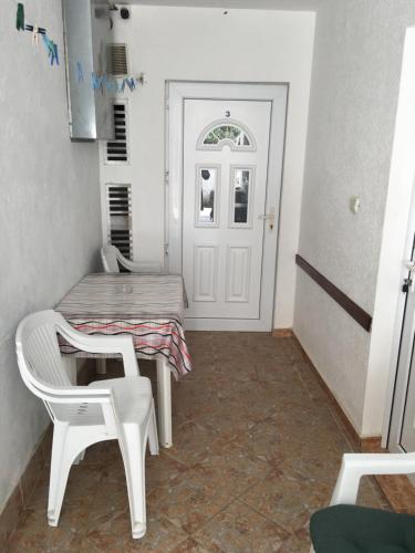 Quadruple Room with Private Bathroom photo 2