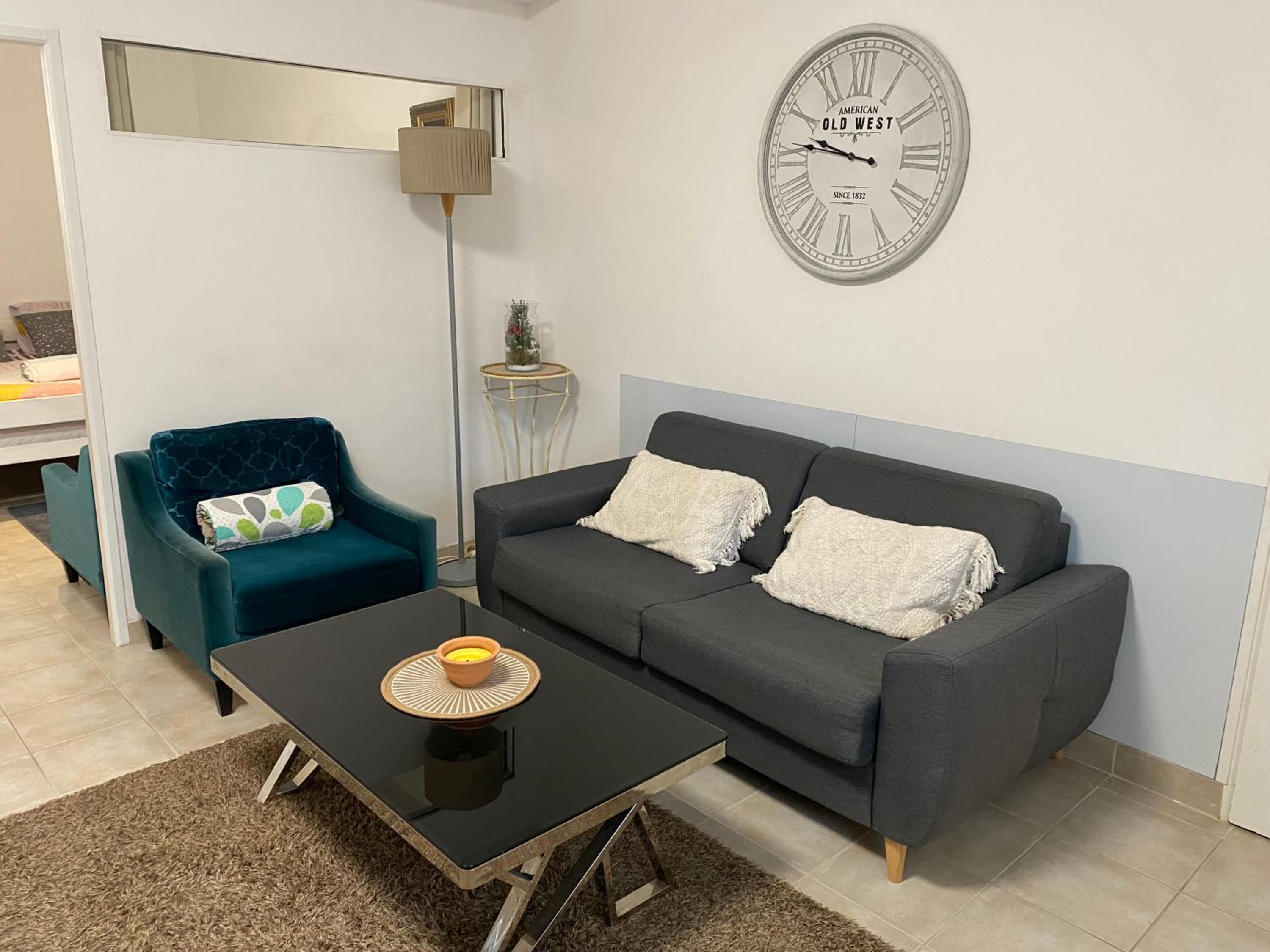 One-Bedroom Apartment photo 2