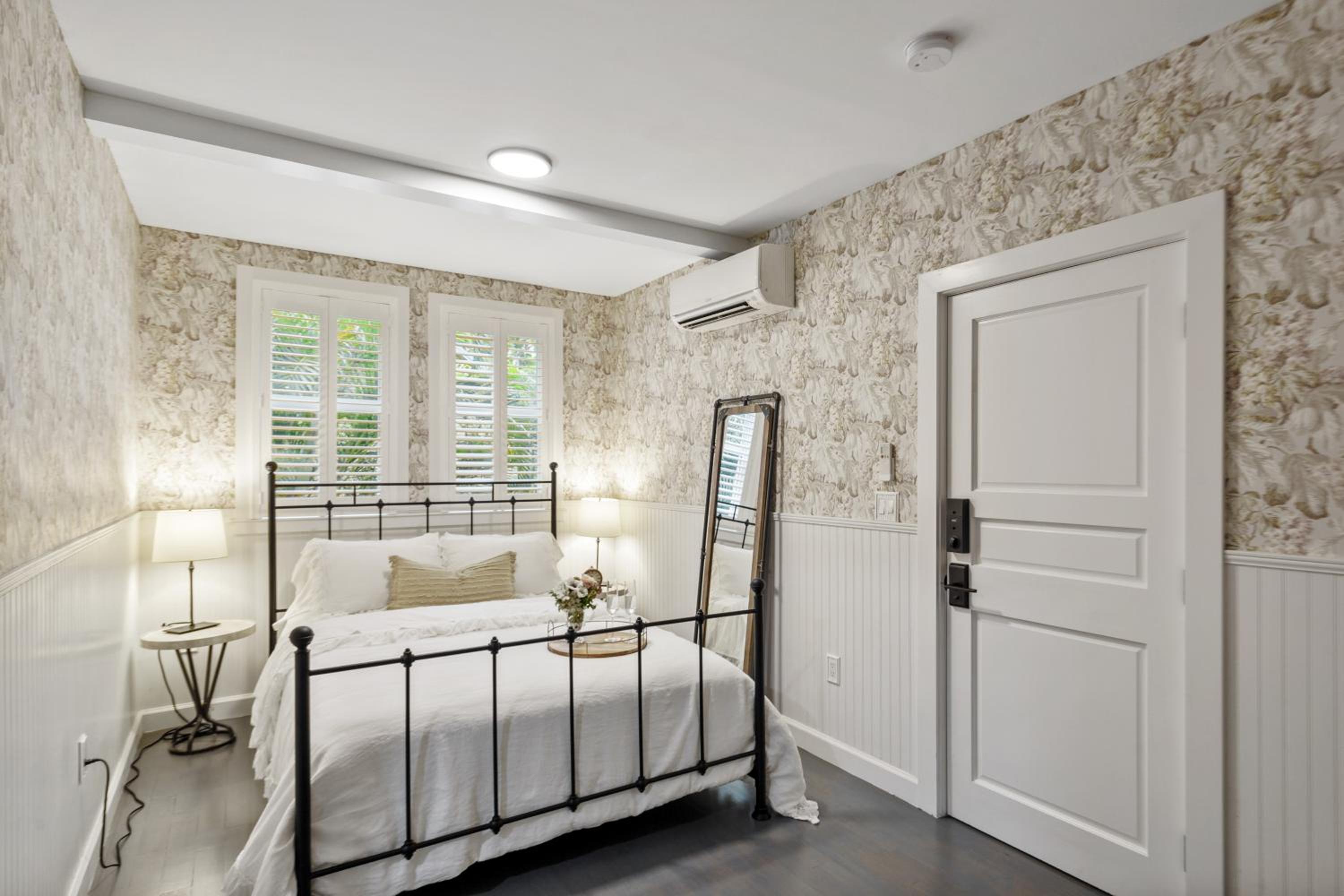 Five-Bedroom House photo 2
