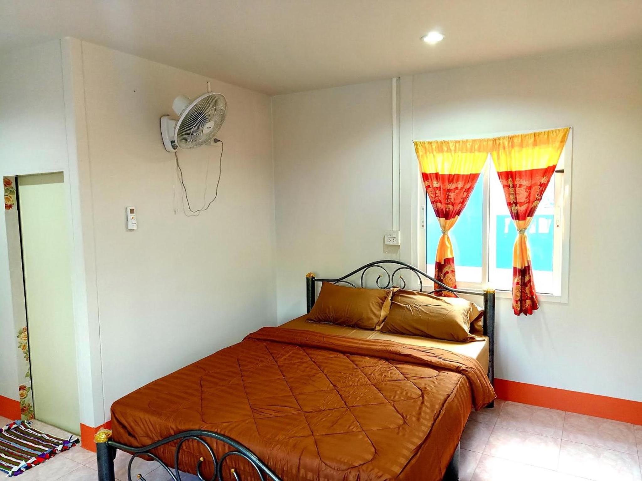 One-Bedroom House - Photo 16