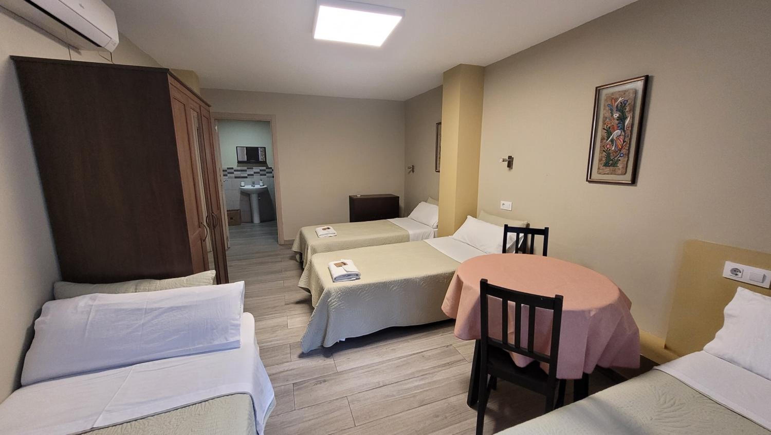 Quadruple Room with Private Bathroom photo 2