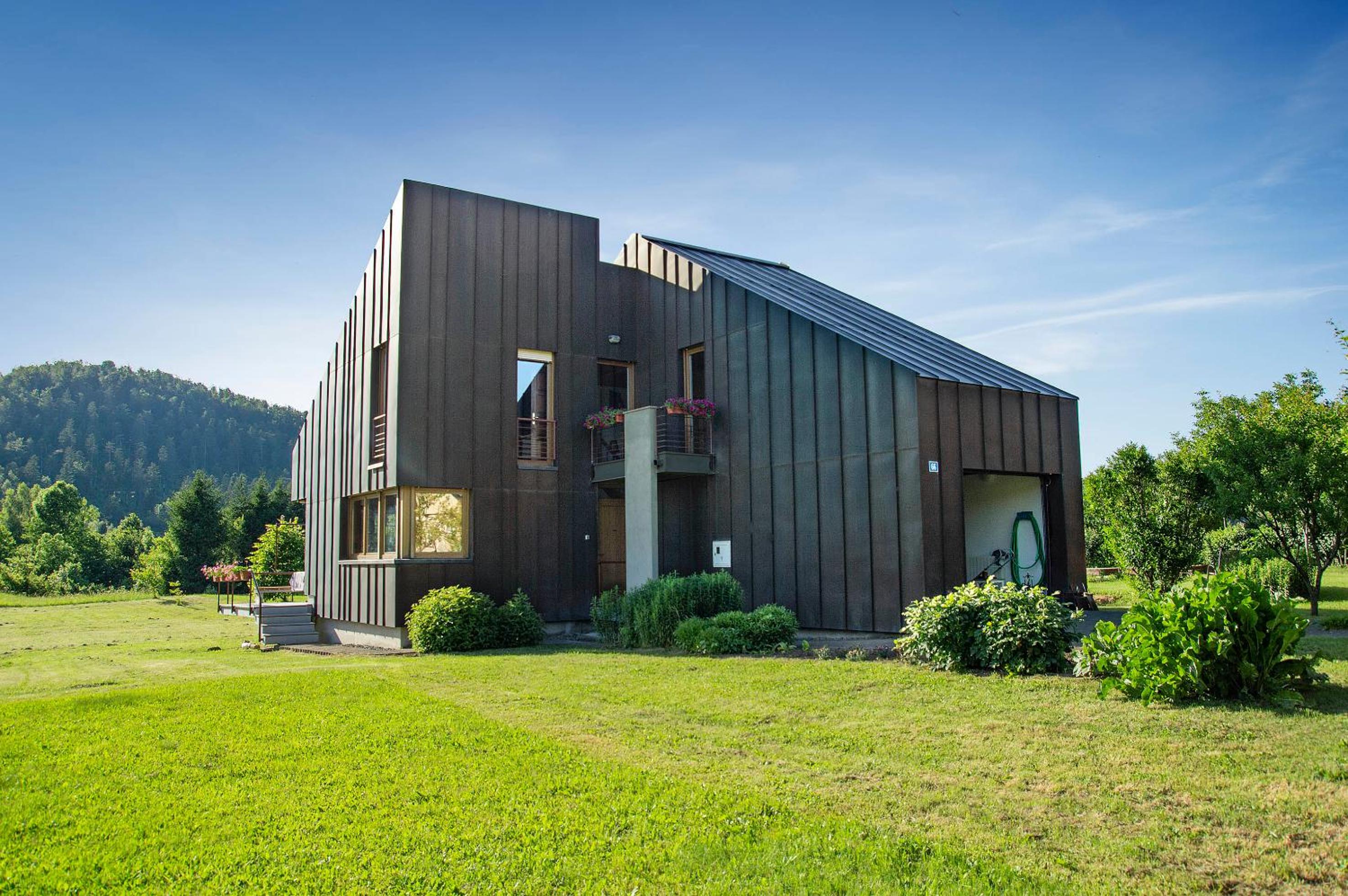 Three-Bedroom House photo 2