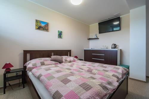 Deluxe Double Room (2 Adults + 1 Child)
