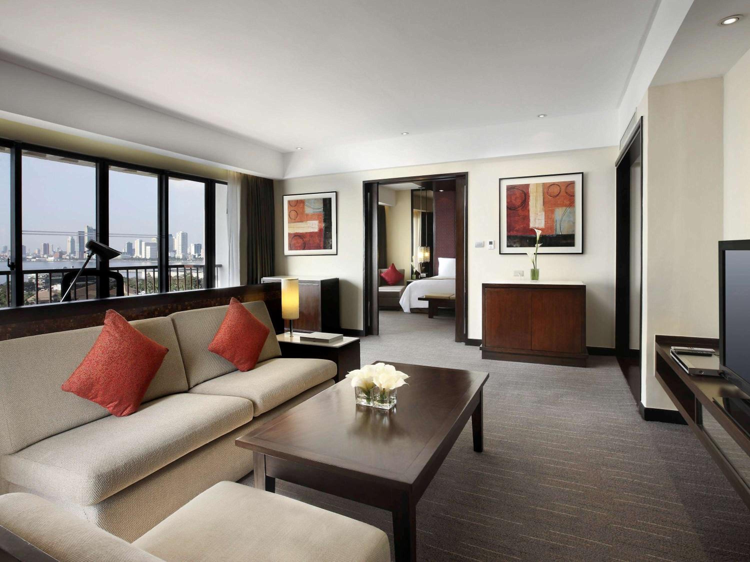 Junior Family King Suite with City View or Bay View photo 2