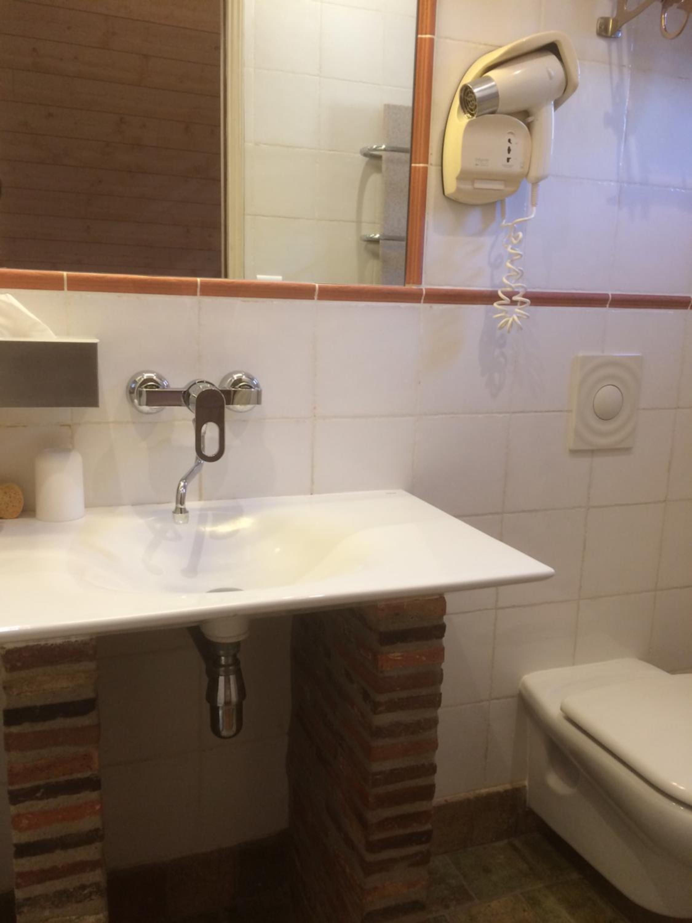 Deluxe Room (2 Adults + 1 Child) - Photo 10