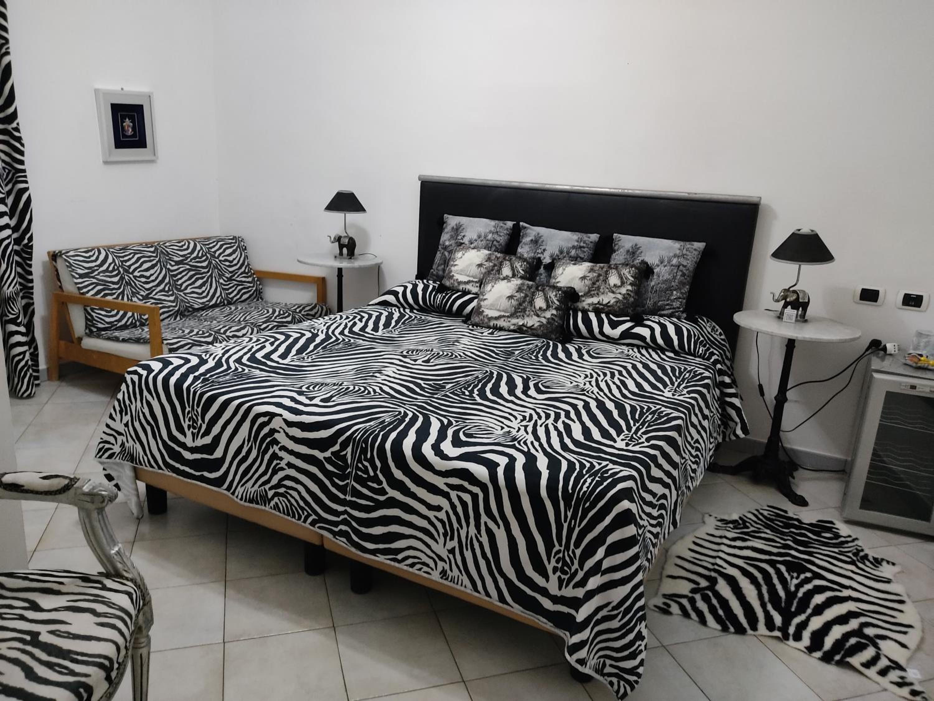 King Room with Balcony - Photo 3