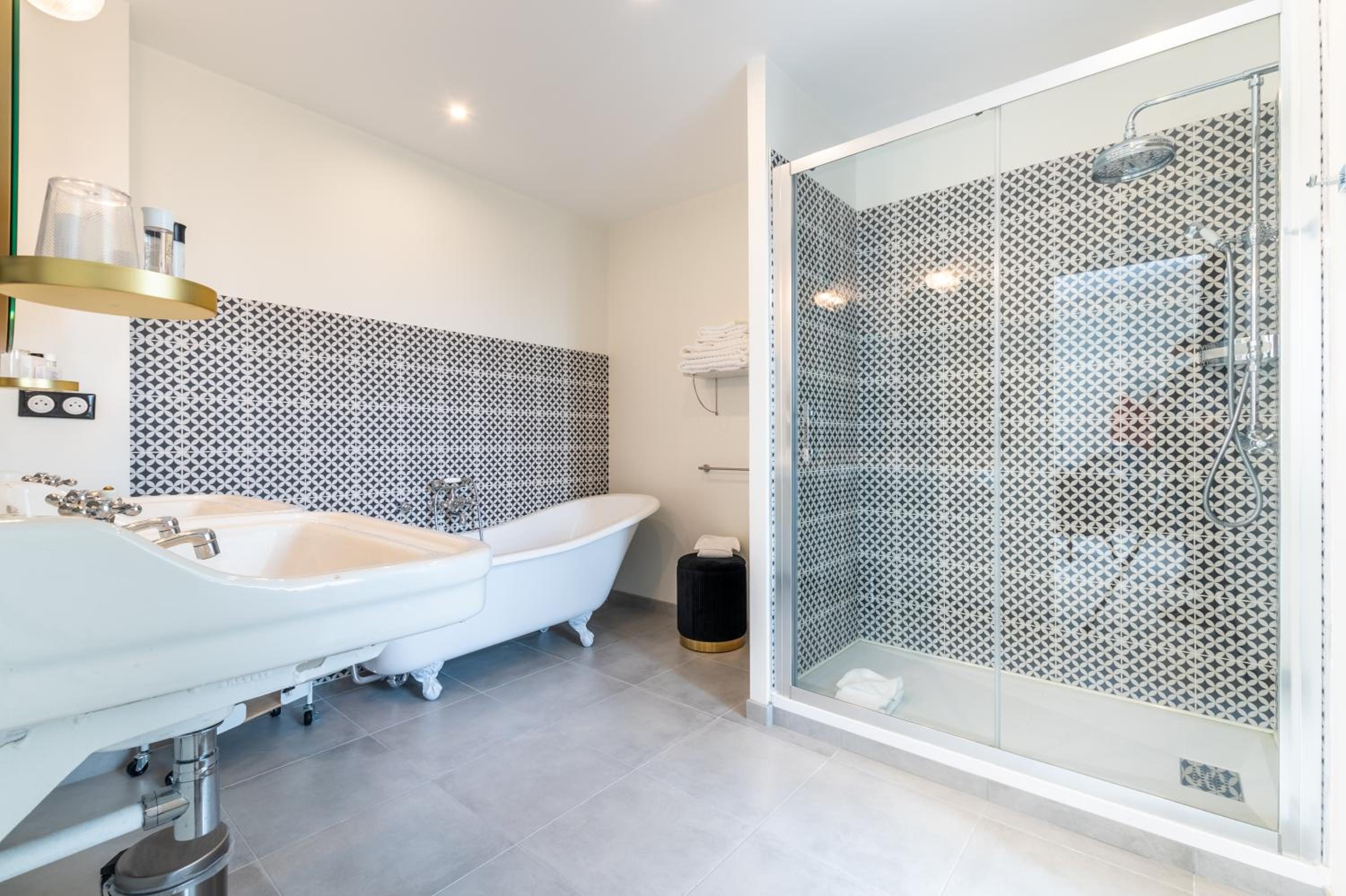 Suite - Photo 15