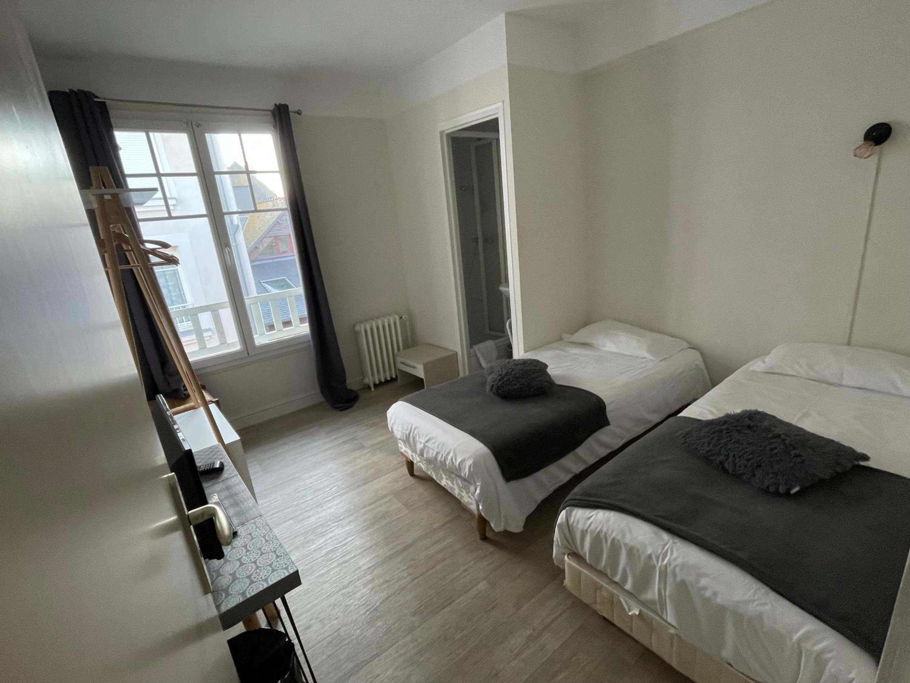 Double or Twin Room with Shared Bathroom photo 2