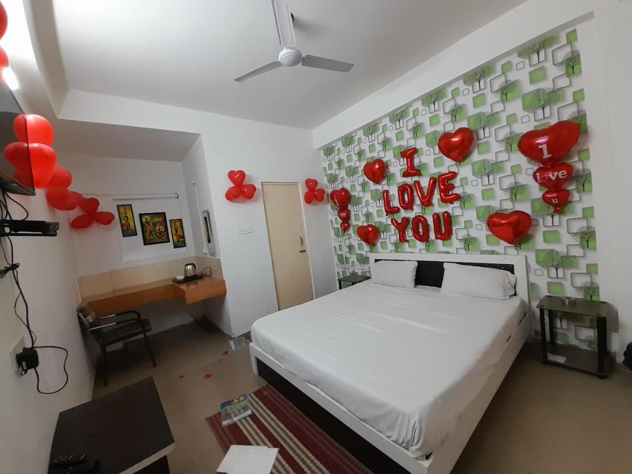 Deluxe Double Room (2 Adults + 1 Child) - Photo 13