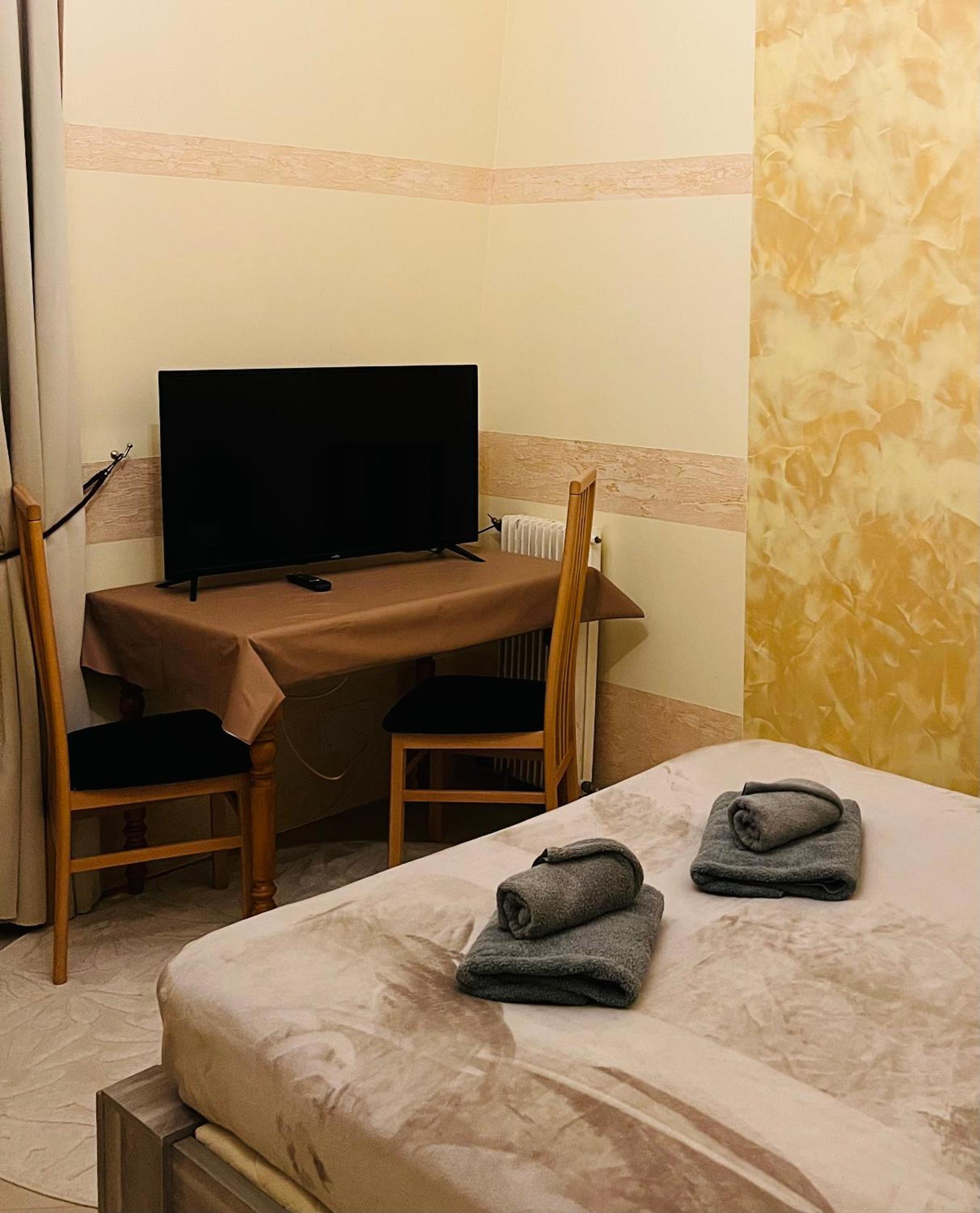 Budget Double Room photo 3