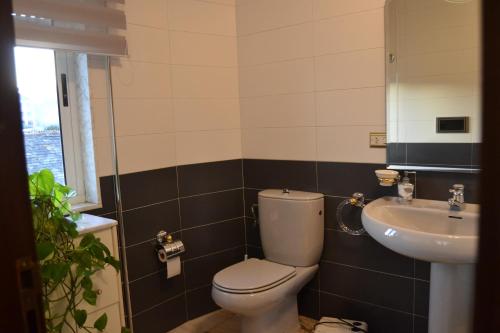 Double Room with Private Bathroom - Photo 8