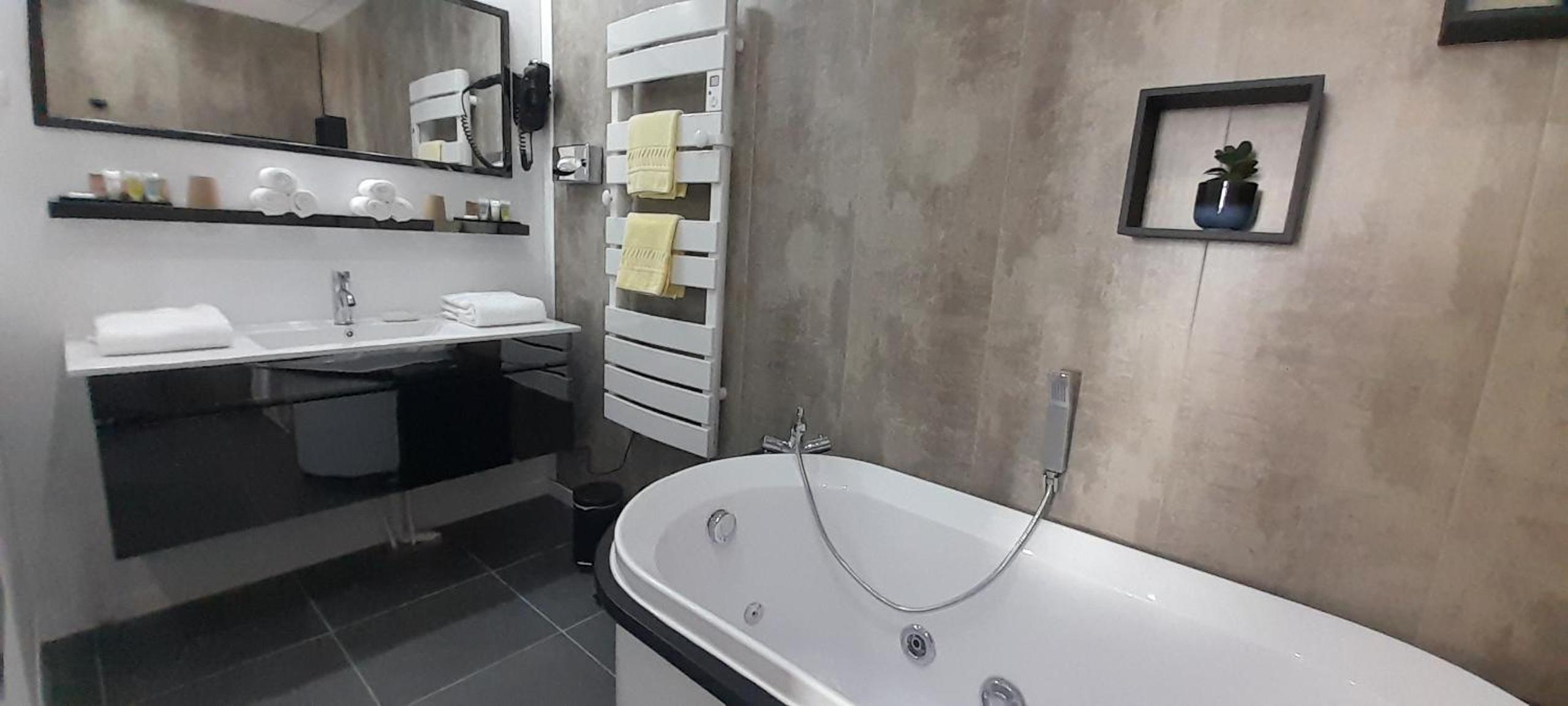 Double Room with Spa Bath photo 2