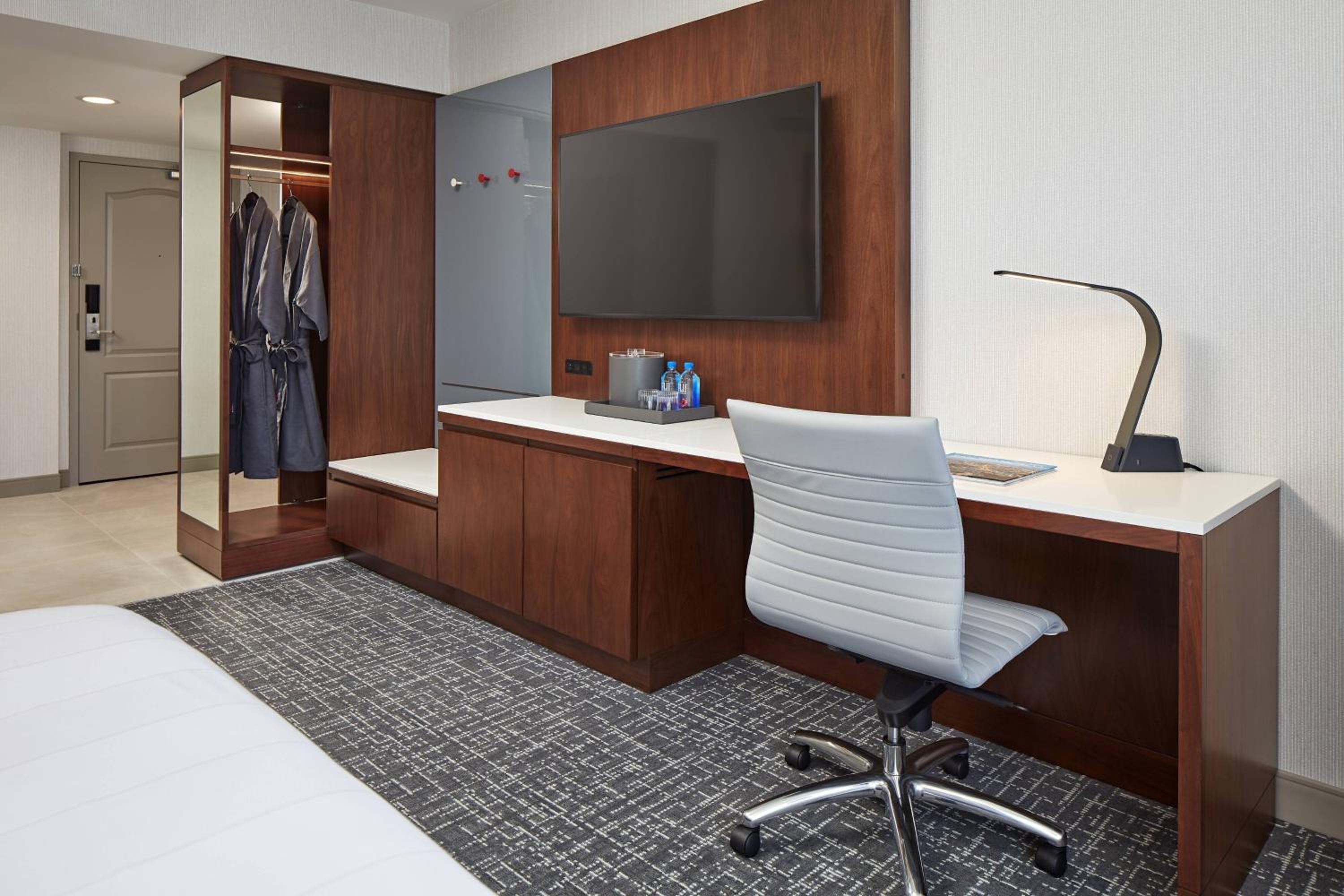 King Room with Sofa Bed - Concierge Lounge Access