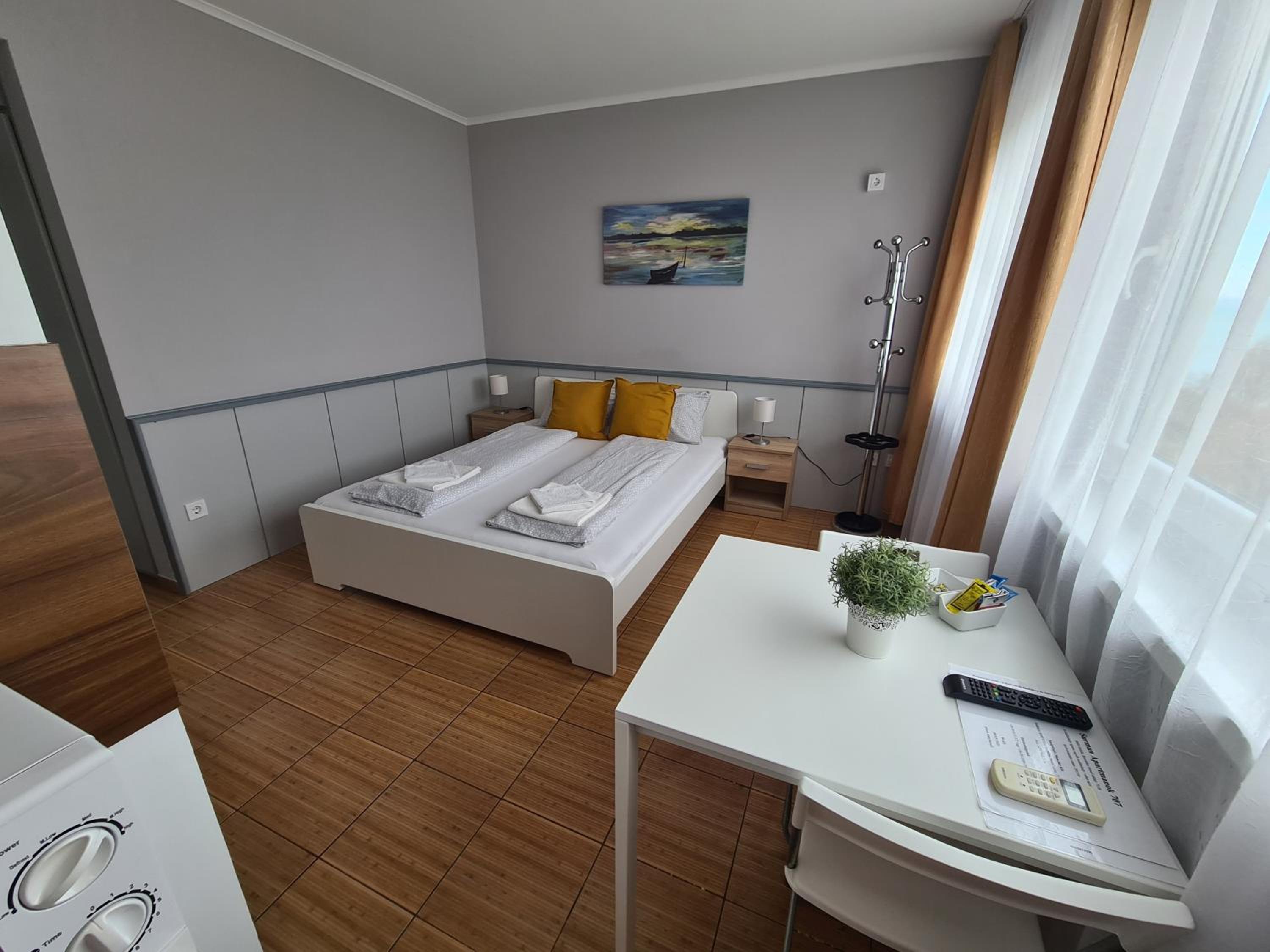 Apartment with Lake View