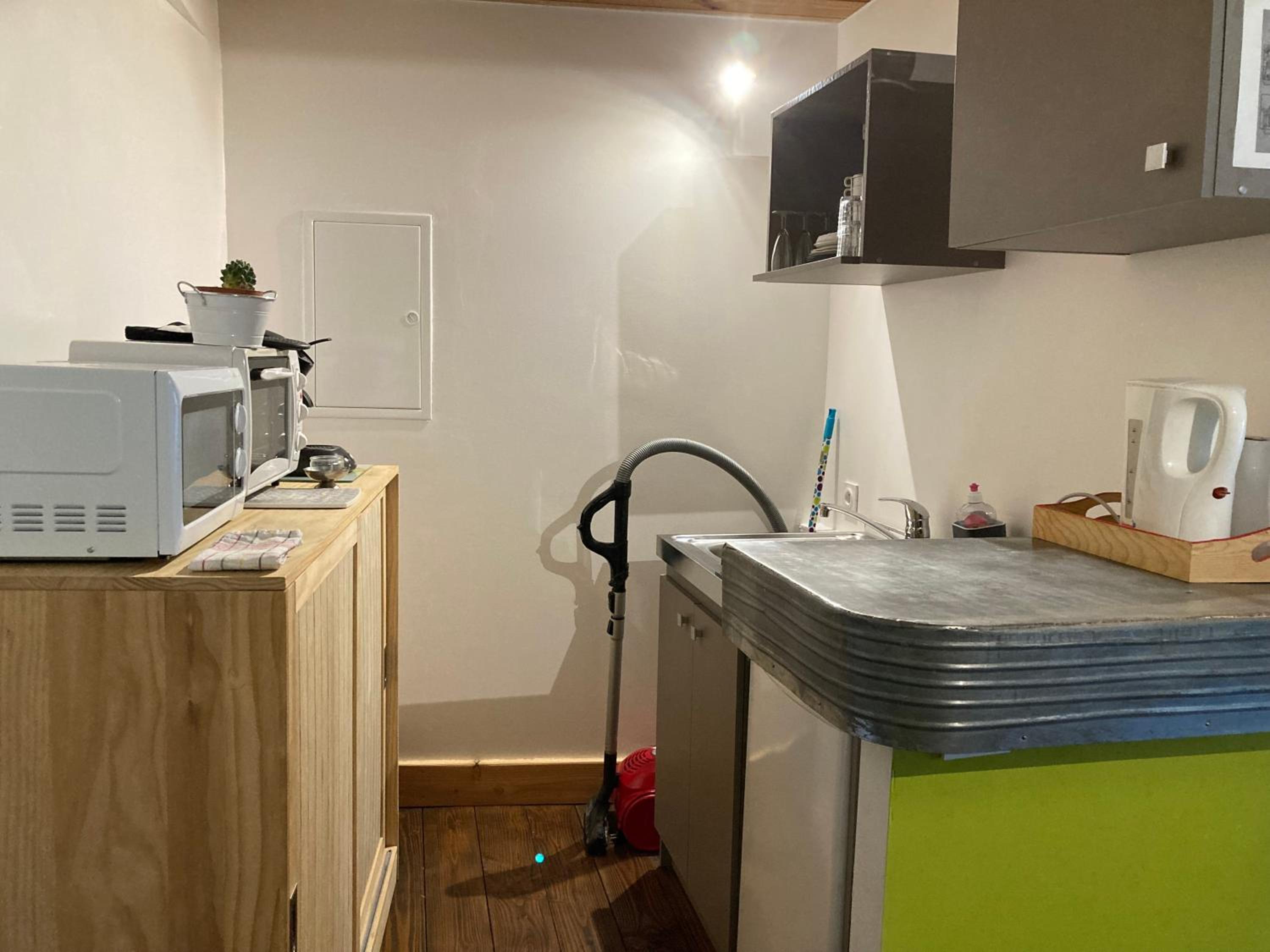 One-Bedroom Apartment - Photo 8