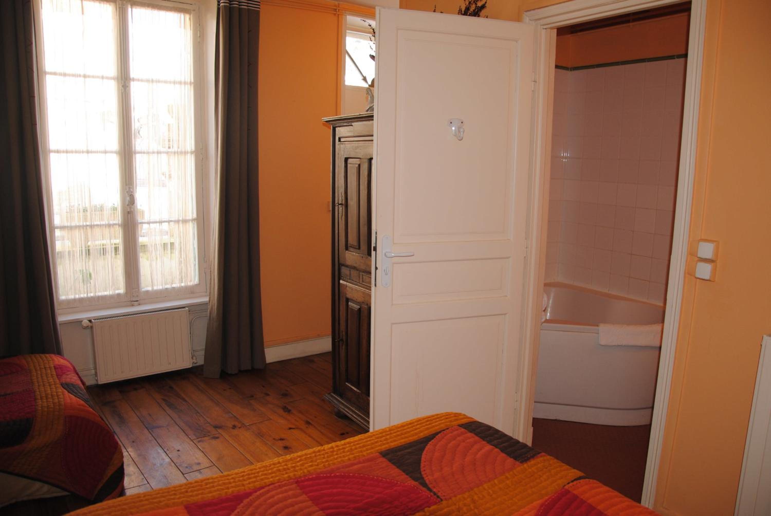 Double Room with Bath - Photo 3
