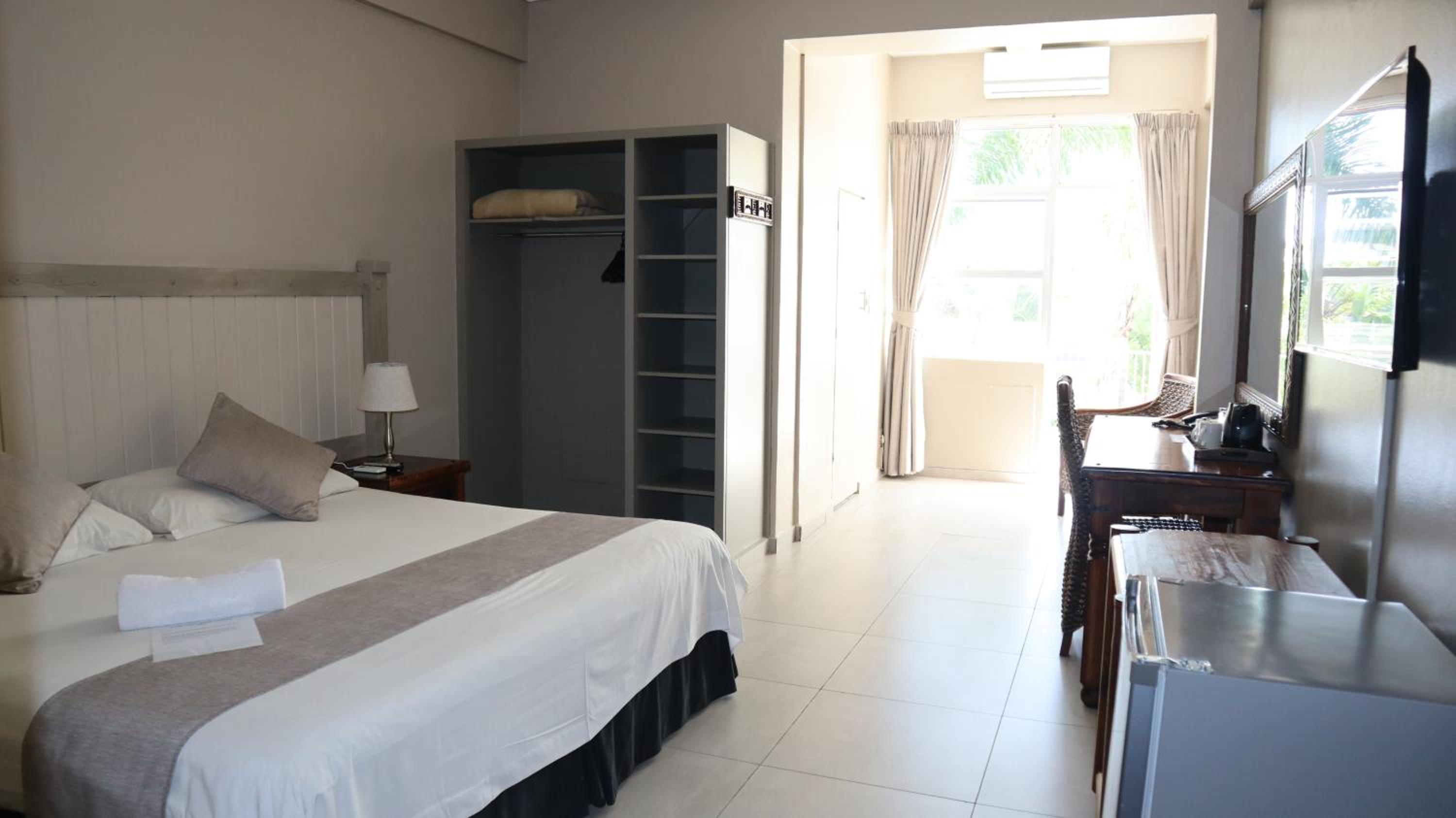 Double Room with Balcony - Photo 3
