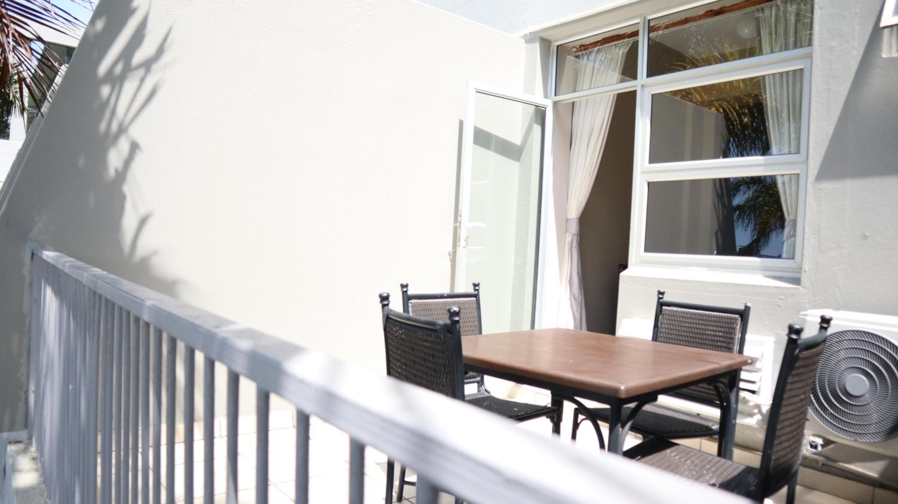Double Room with Balcony - Photo 7