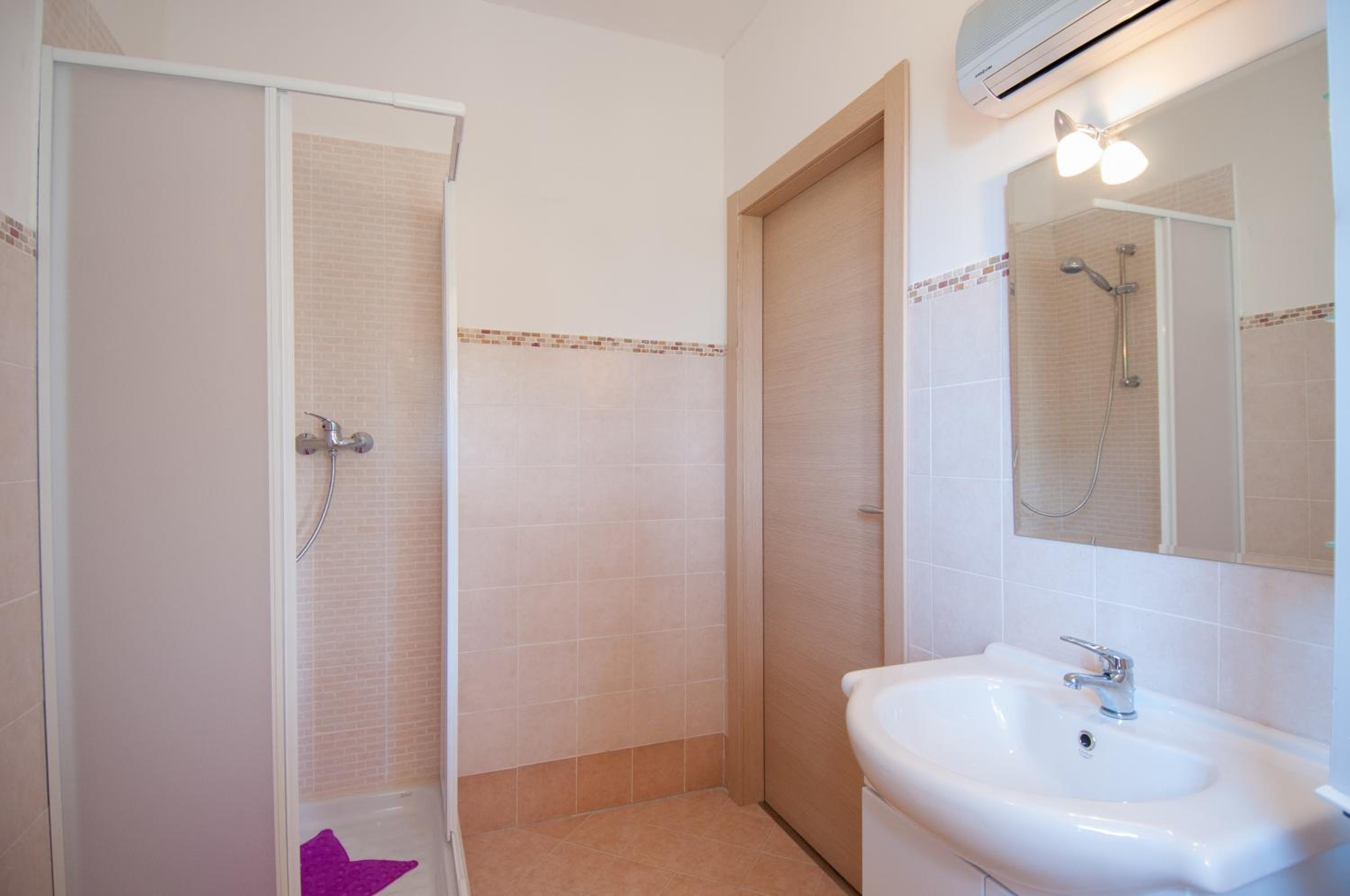 Single Room with Private Bathroom photo 1