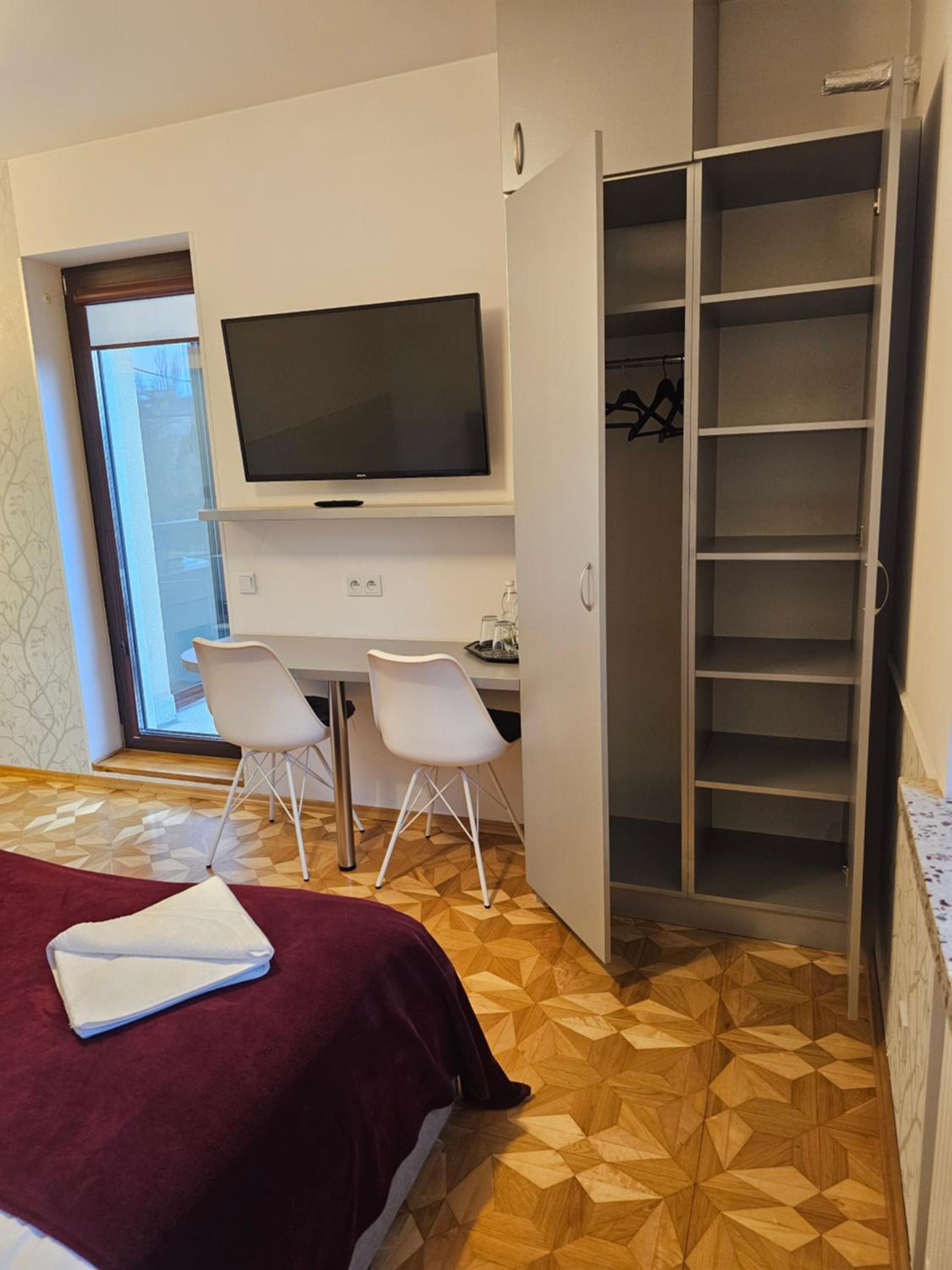 King Room with Balcony - Photo 4