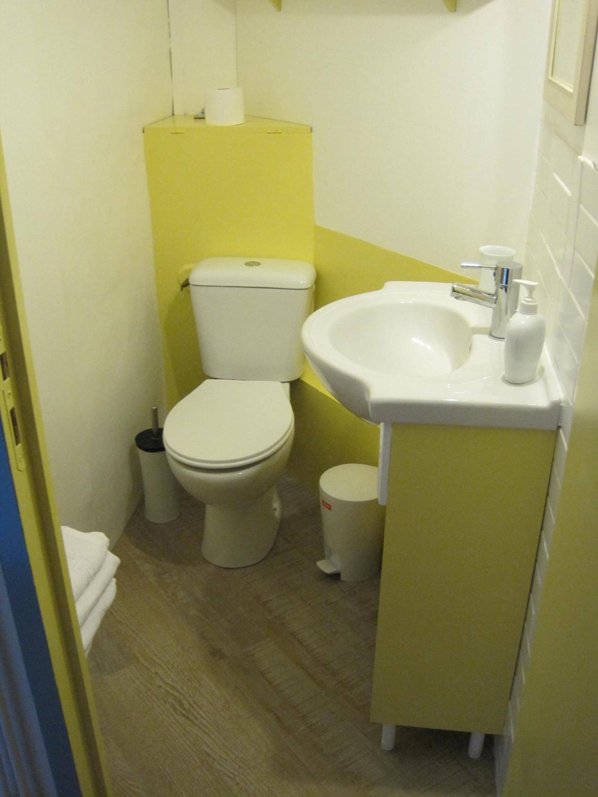 One-Bedroom House - Photo 24