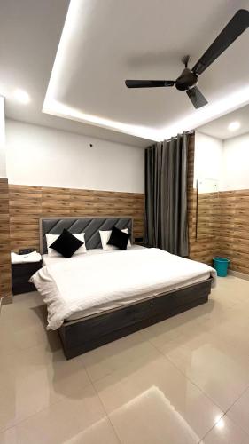 Deluxe Double Room (2 Adults + 1 Child)