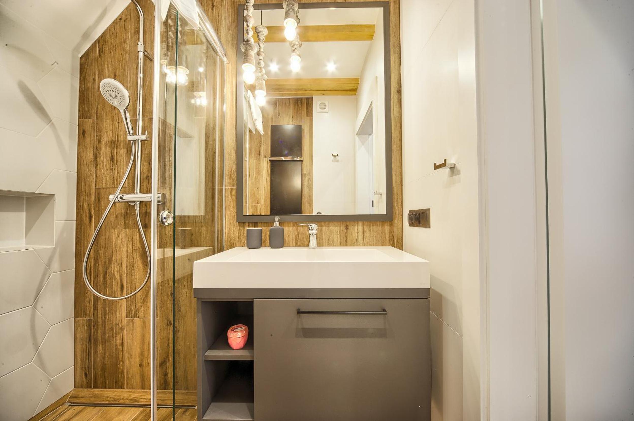 One-Bedroom Apartment - Photo 2