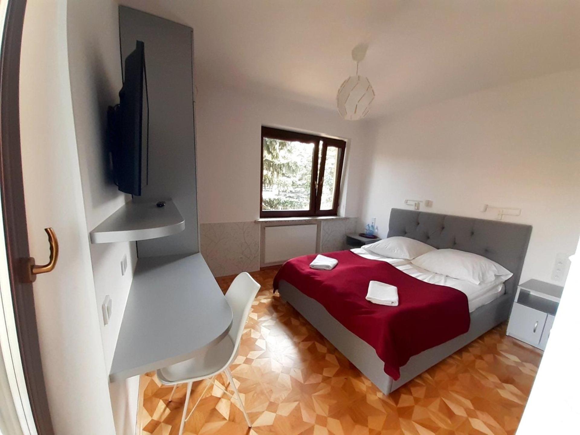 King Room with Balcony - Photo 6