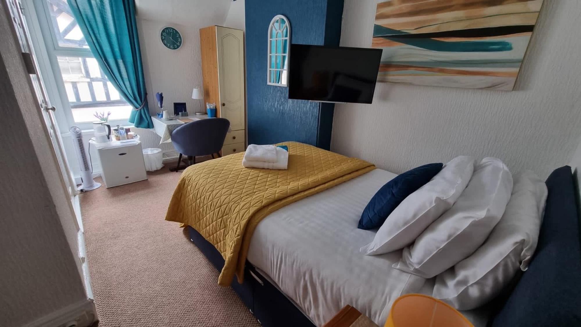 Queen Room with en suite Bathroom - No. 5