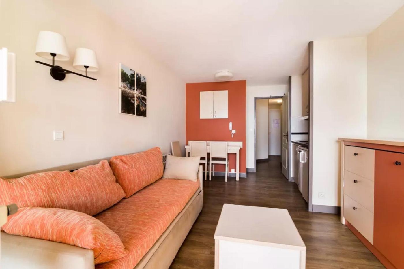 Select One-Bedroom Apartment (5 People)