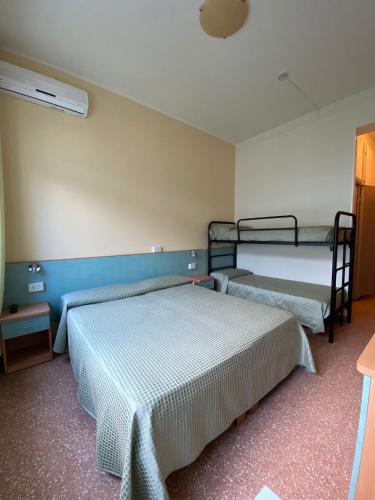 Economy Twin Room photo 1