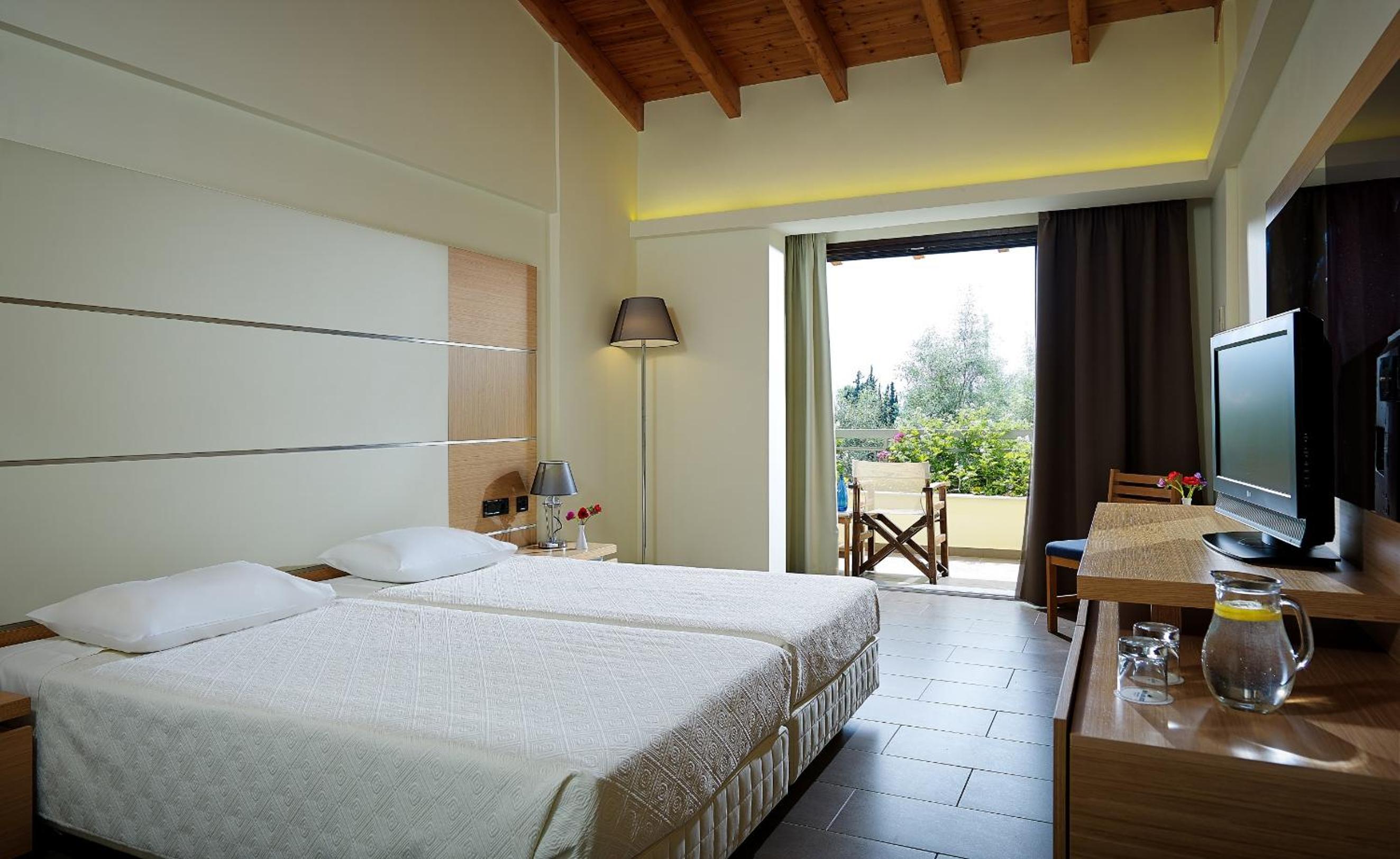 Deluxe Double Room with Partial Sea View