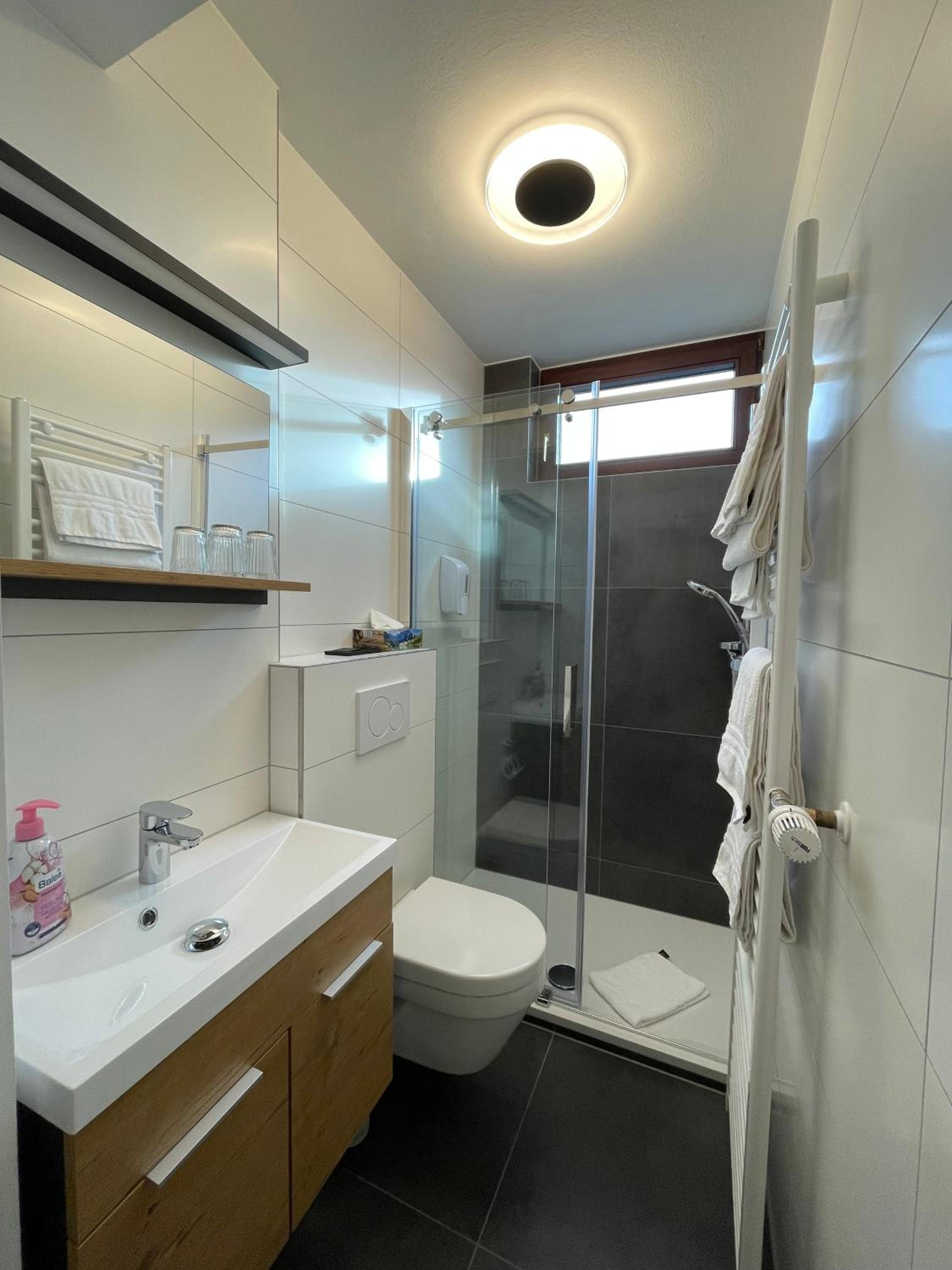 Double Room with Balcony - Photo 4
