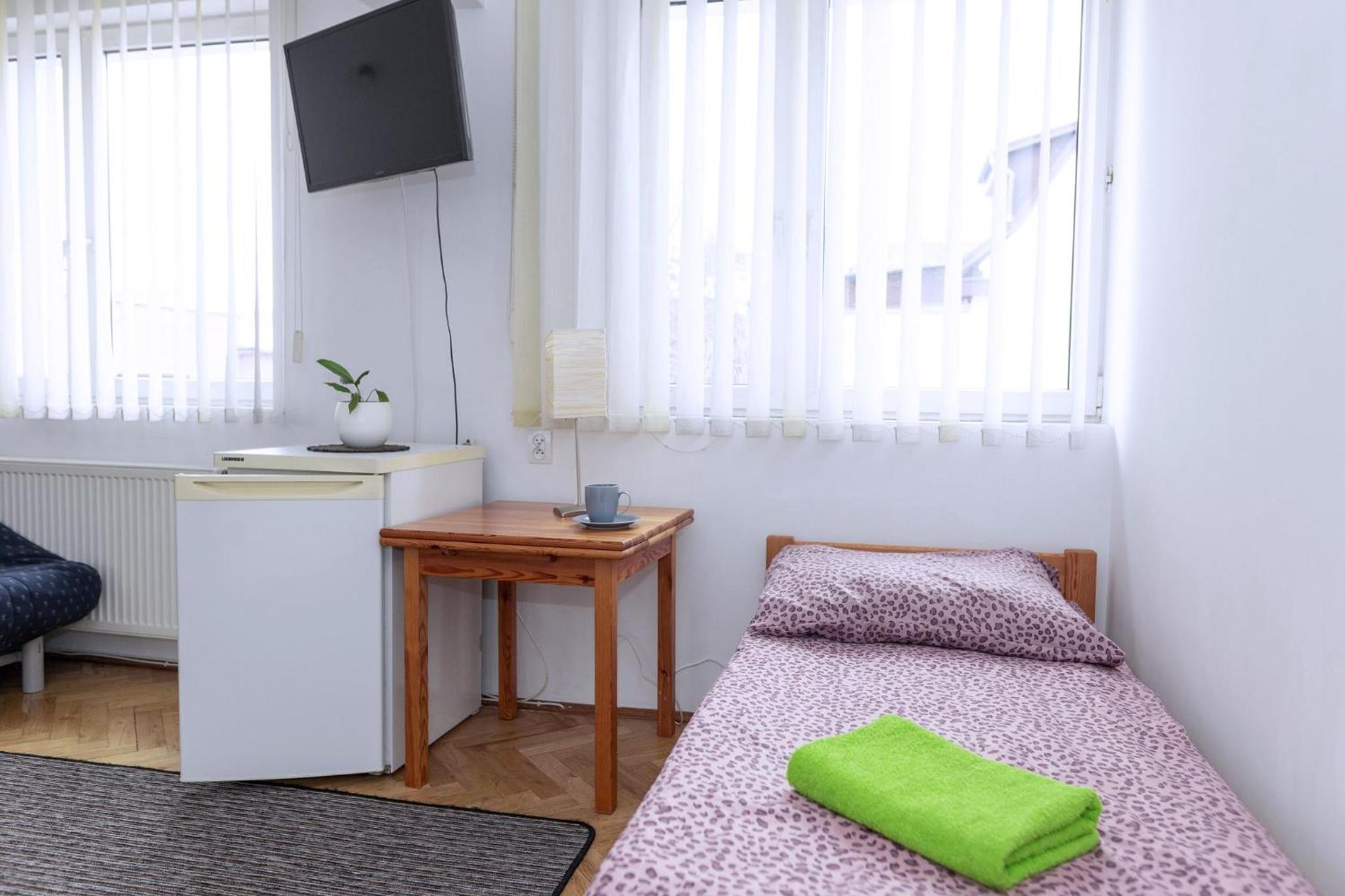 Triple Room with Private Bathroom - Photo 4